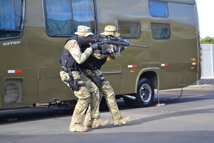 http://www.thefirearmblog.com/blog/wp-content/uploads/2015/04/Long-AR-multicam-660x440.jpg