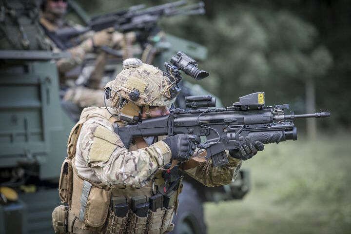 POTD: FN SCAR with FN FCU Mk3 Fire Control Unit for 40 mm ...